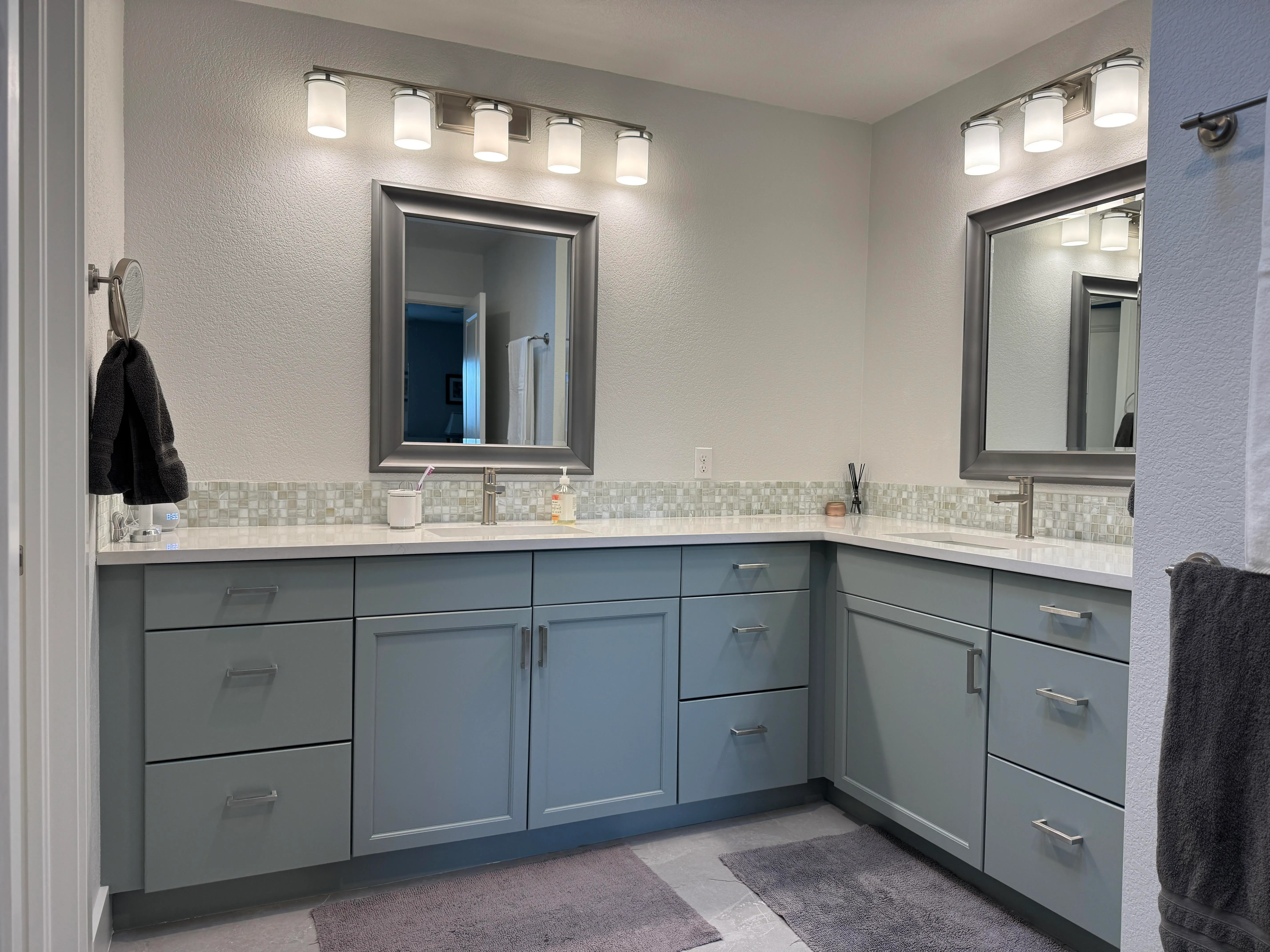 Powder room with a floating vanity